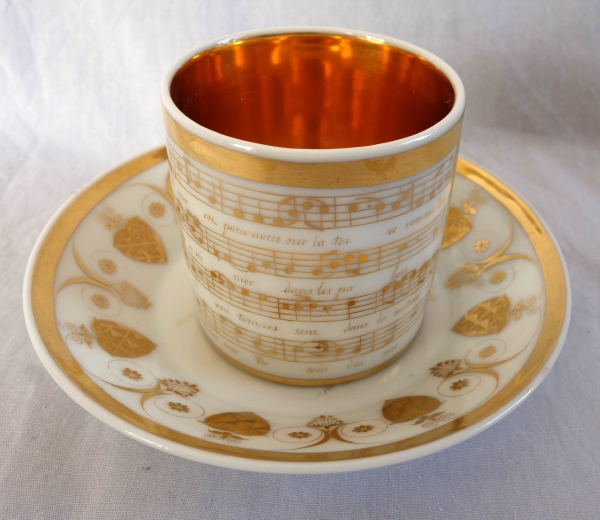 Tasse musicale d'époque Empire en porcelaine de Paris blanche et or - début XIXe siècle