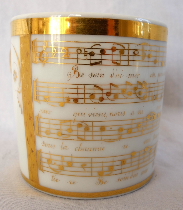 Tasse musicale d'époque Empire en porcelaine de Paris blanche et or - début XIXe siècle