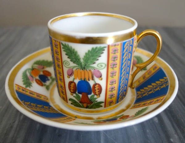 Tasse à café litron en biscuit polychrome et doré, porcelaine de Paris vers 1820