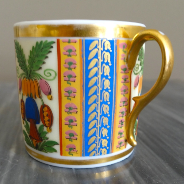 Tasse à café litron en biscuit polychrome et doré, porcelaine de Paris vers 1820