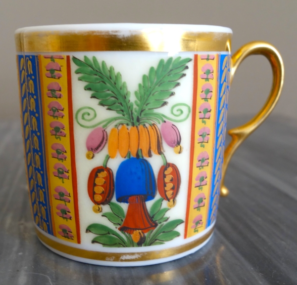 Tasse à café litron en biscuit polychrome et doré, porcelaine de Paris vers 1820