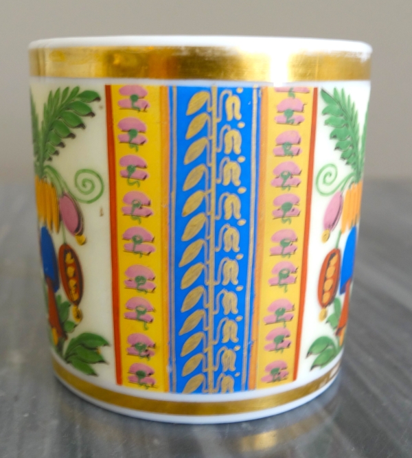 Tasse à café litron en biscuit polychrome et doré, porcelaine de Paris vers 1820