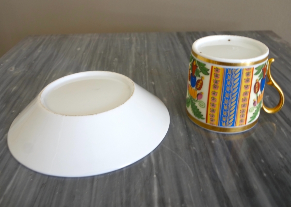 Tasse à café litron en biscuit polychrome et doré, porcelaine de Paris vers 1820