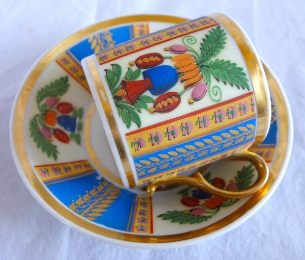 Tasse à café litron en biscuit polychrome et doré, porcelaine de Paris vers 1820