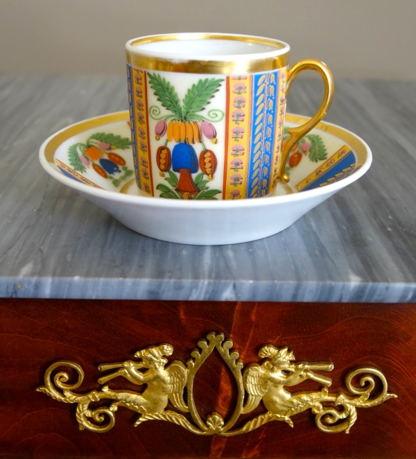 Tasse à café litron en biscuit polychrome et doré, porcelaine de Paris vers 1820