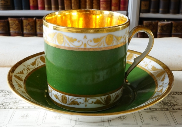 Tasse litron en porcelaine de Paris d'époque Empire, attribuée à Nast