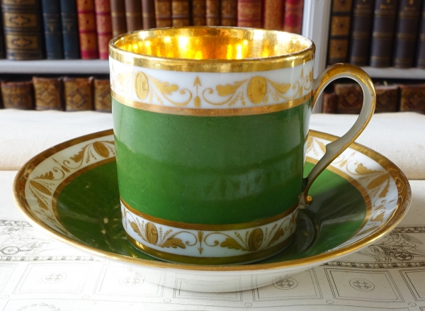 Tasse litron en porcelaine de Paris d'époque Empire, attribuée à Nast