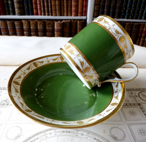 Tasse litron en porcelaine de Paris d'époque Empire, attribuée à Nast