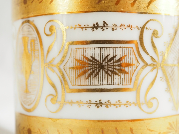 Tasse litron d'époque Directoire en porcelaine de Paris blanche et or - fin XVIIIe siècle