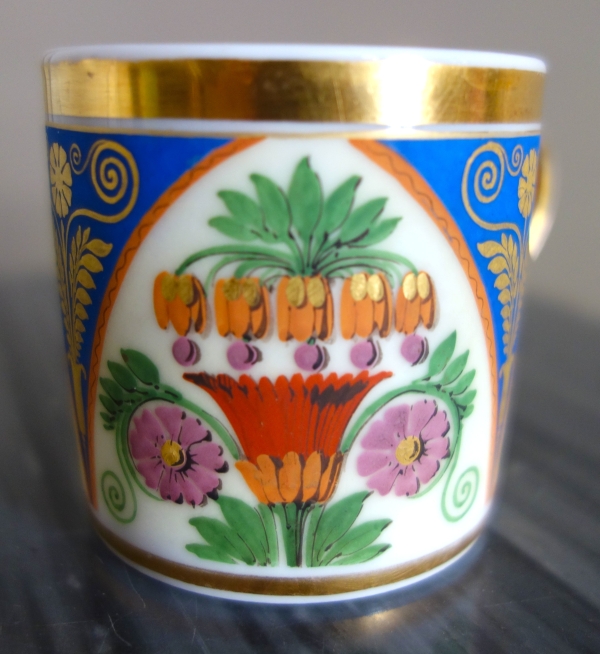 Tasse à café litron en biscuit polychrome et doré, porcelaine de Paris vers 1820