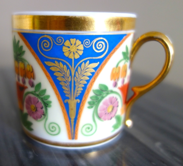 Tasse à café litron en biscuit polychrome et doré, porcelaine de Paris vers 1820