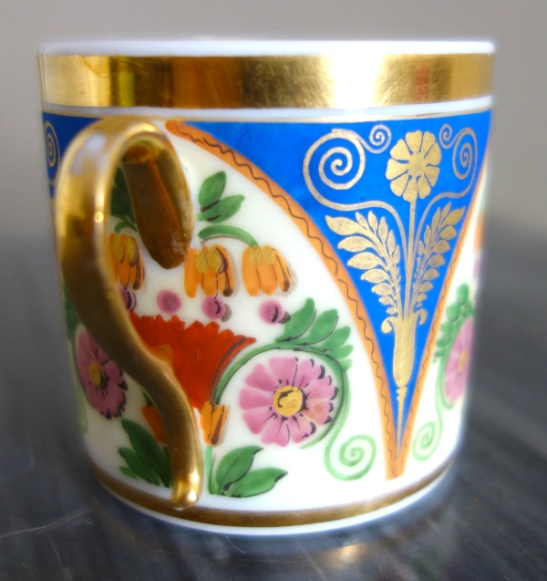 Tasse à café litron en biscuit polychrome et doré, porcelaine de Paris vers 1820