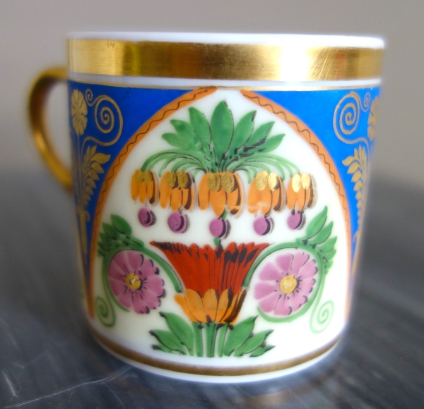 Tasse à café litron en biscuit polychrome et doré, porcelaine de Paris vers 1820