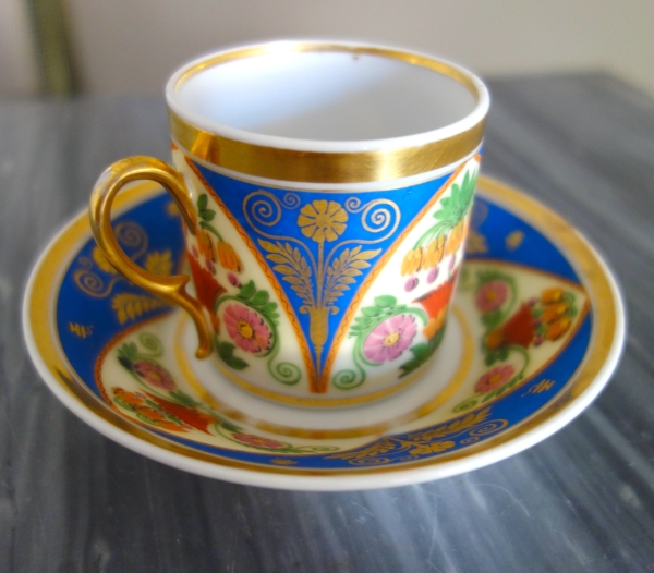 Tasse à café litron en biscuit polychrome et doré, porcelaine de Paris vers 1820