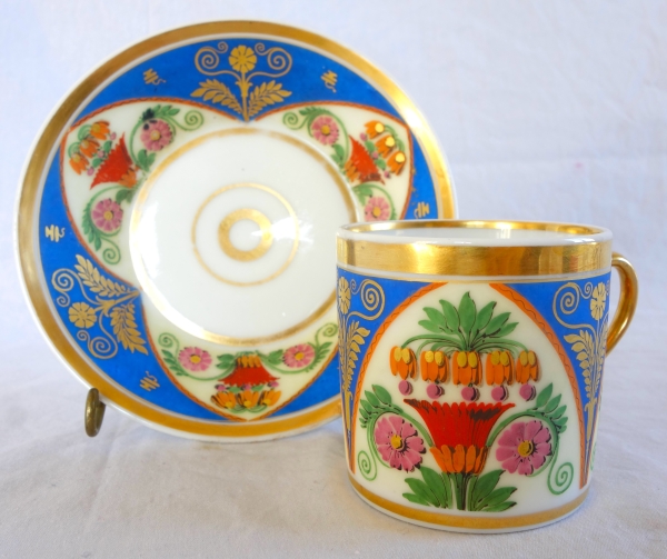 Tasse à café litron en biscuit polychrome et doré, porcelaine de Paris vers 1820