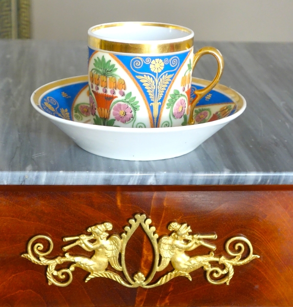 Tasse à café litron en biscuit polychrome et doré, porcelaine de Paris vers 1820