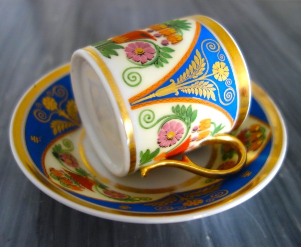 Tasse à café litron en biscuit polychrome et doré, porcelaine de Paris vers 1820