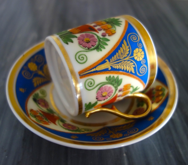 Tasse à café litron en biscuit polychrome et doré, porcelaine de Paris vers 1820
