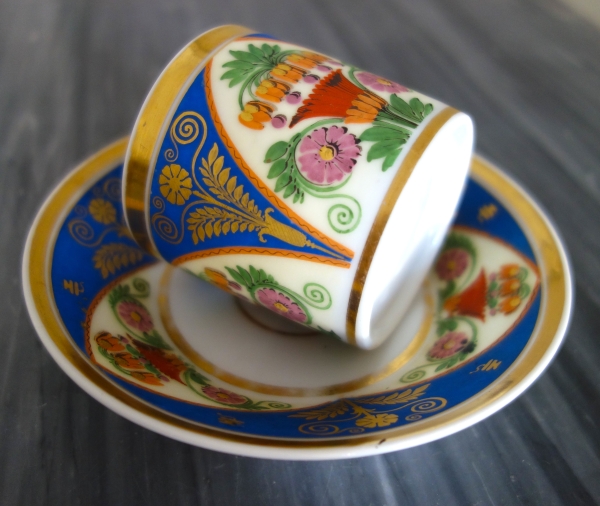 Tasse à café litron en biscuit polychrome et doré, porcelaine de Paris vers 1820