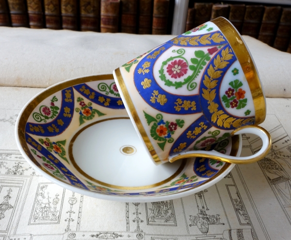 Porcelain and polychromatic biscuit coffee cup enhanced with fine gold, early 19th century