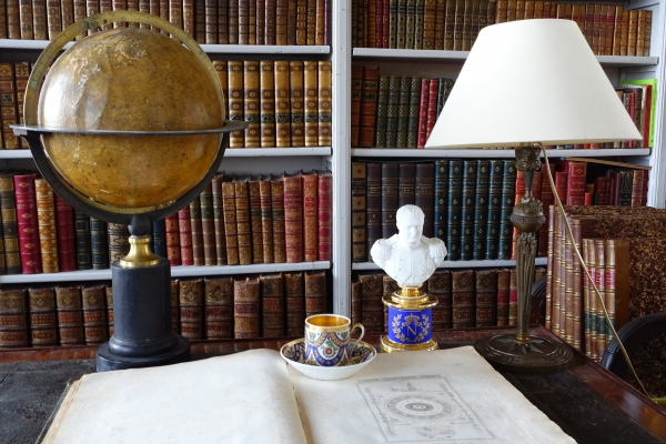 Porcelain and polychromatic biscuit coffee cup enhanced with fine gold, early 19th century