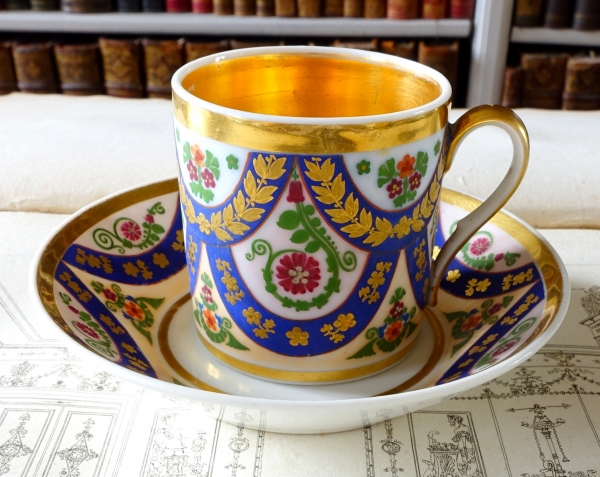 Porcelain and polychromatic biscuit coffee cup enhanced with fine gold, early 19th century