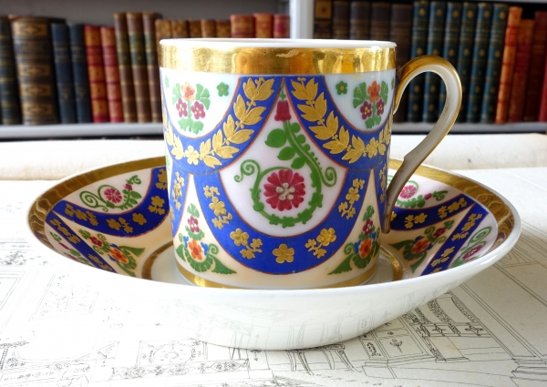 Porcelain and polychromatic biscuit coffee cup enhanced with fine gold, early 19th century