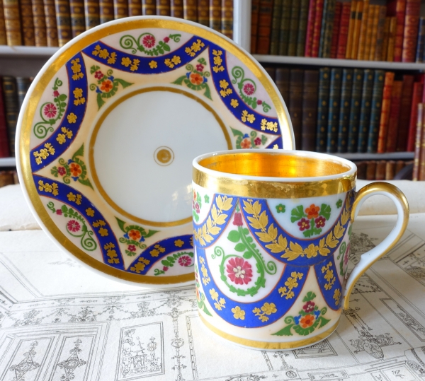 Porcelain and polychromatic biscuit coffee cup enhanced with fine gold, early 19th century