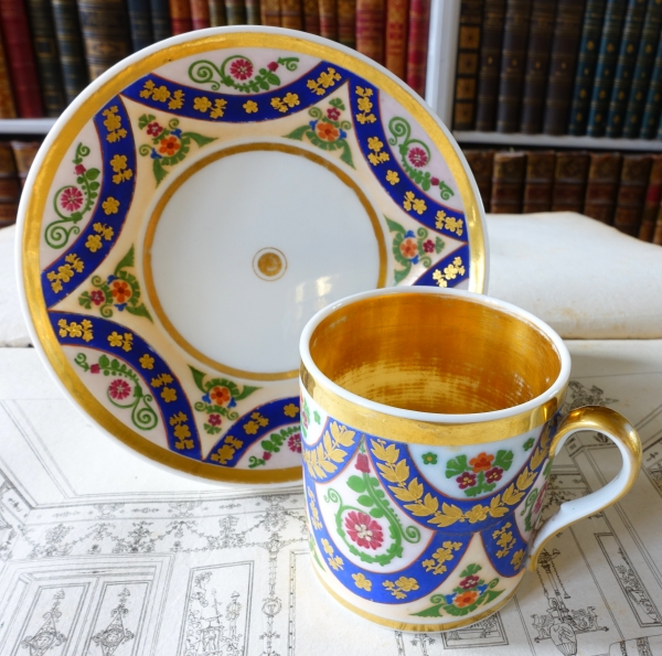 Porcelain and polychromatic biscuit coffee cup enhanced with fine gold, early 19th century