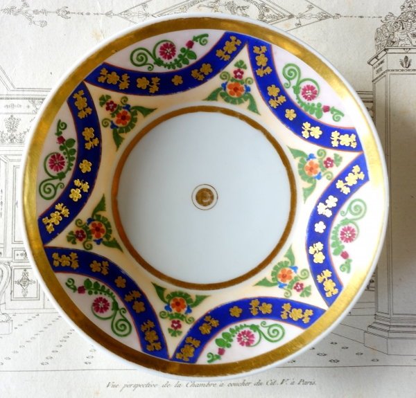 Tasse à café litron en biscuit polychrome et dorure en relief - porcelaine de Paris vers 1820