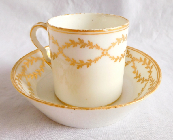 Manufacture du Comte de Provence : tasse litron en porcelaine de Paris, époque XVIIIe