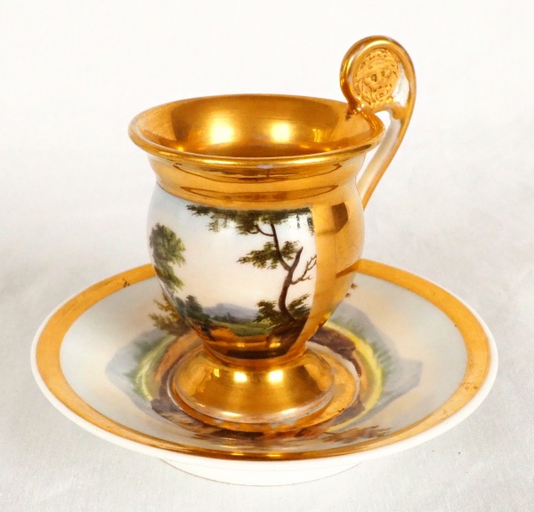 Tasse en porcelaine de Paris Empire à riche décor de paysage tournant et or, début XIXe siècle 