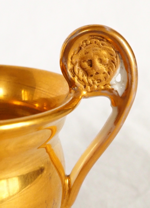 Tasse en porcelaine de Paris Empire à riche décor de paysage tournant et or, début XIXe siècle 