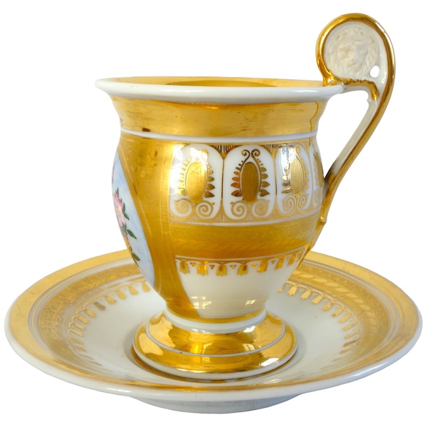 Tasse à café ovoide en porcelaine de Paris à riche décor floral et or, époque Charles X - 1820