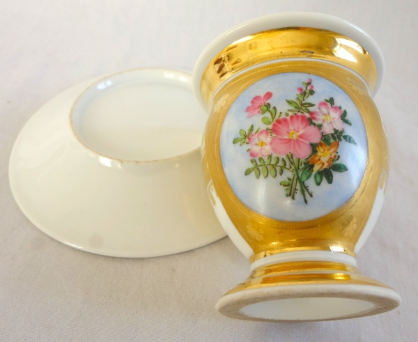 Tasse à café ovoide en porcelaine de Paris à riche décor floral et or, époque Charles X - 1820