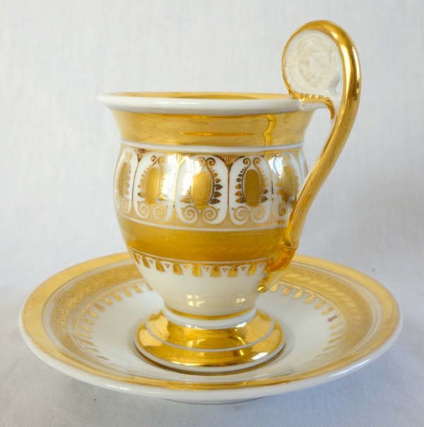 Tasse à café ovoide en porcelaine de Paris à riche décor floral et or, époque Charles X - 1820
