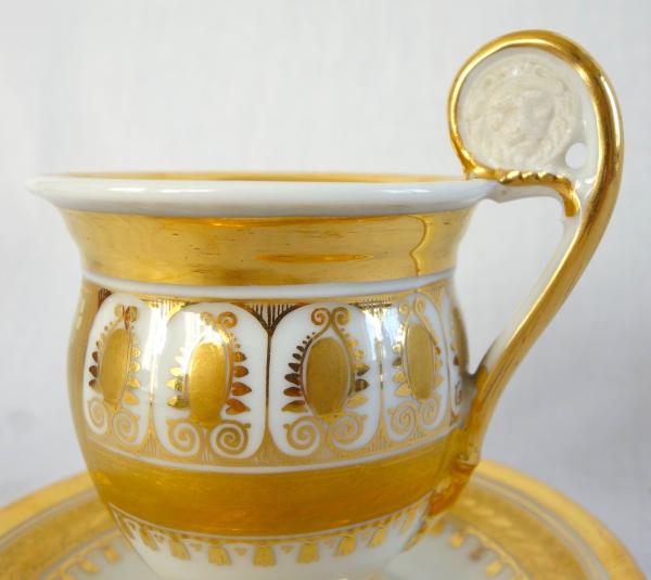 Tasse à café ovoide en porcelaine de Paris à riche décor floral et or, époque Charles X - 1820