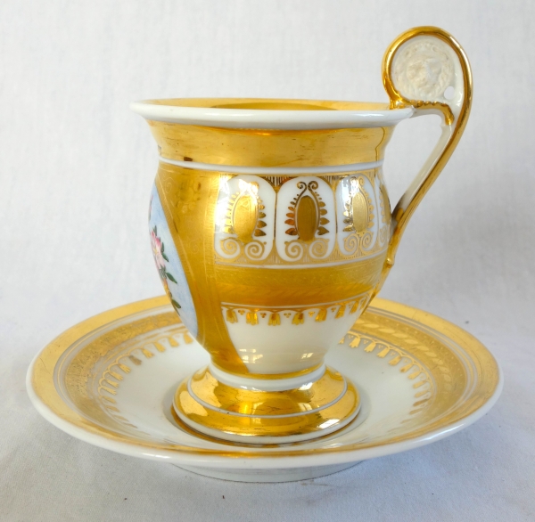 Tasse à café ovoide en porcelaine de Paris à riche décor floral et or, époque Charles X - 1820