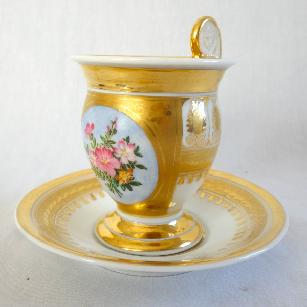 Tasse à café ovoide en porcelaine de Paris à riche décor floral et or, époque Charles X - 1820