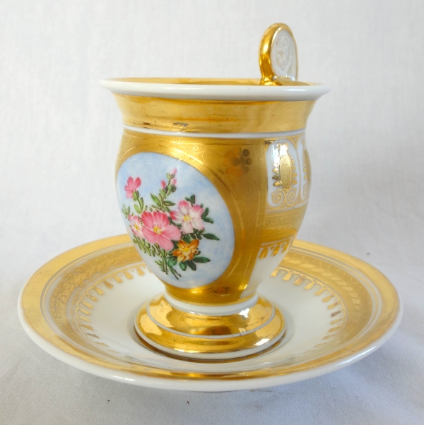 Tasse à café ovoide en porcelaine de Paris à riche décor floral et or, époque Charles X - 1820