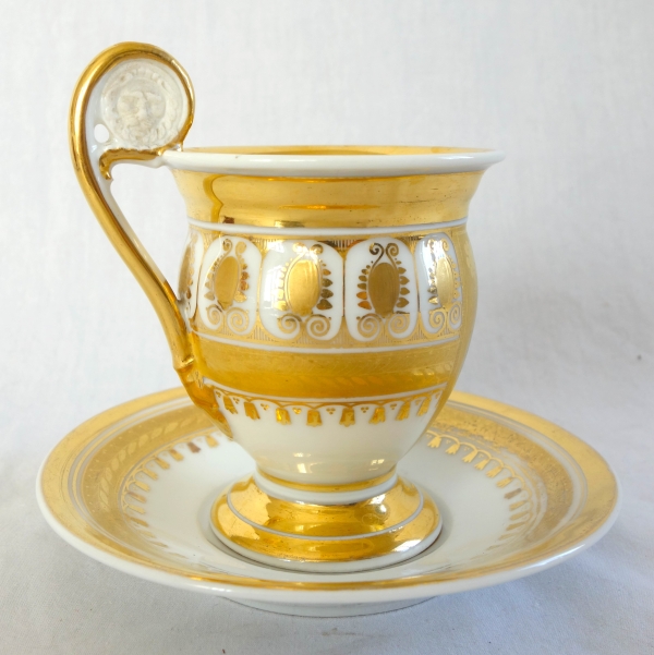Tasse à café ovoide en porcelaine de Paris à riche décor floral et or, époque Charles X - 1820