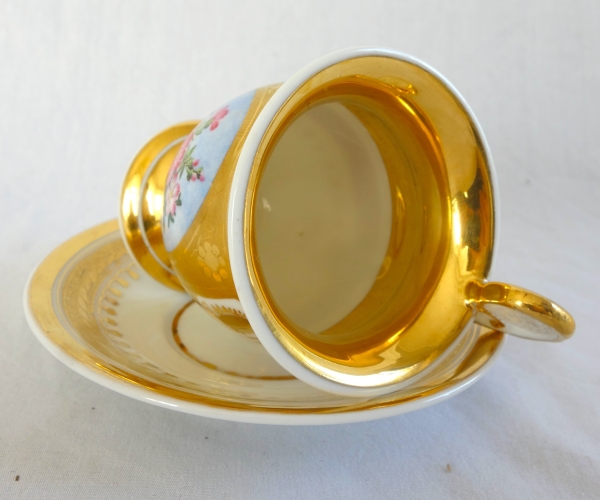 Tasse à café ovoide en porcelaine de Paris à riche décor floral et or, époque Charles X - 1820