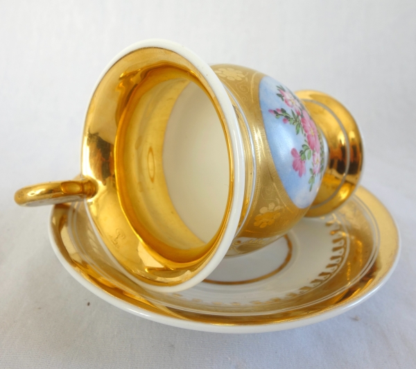 Tasse à café ovoide en porcelaine de Paris à riche décor floral et or, époque Charles X - 1820