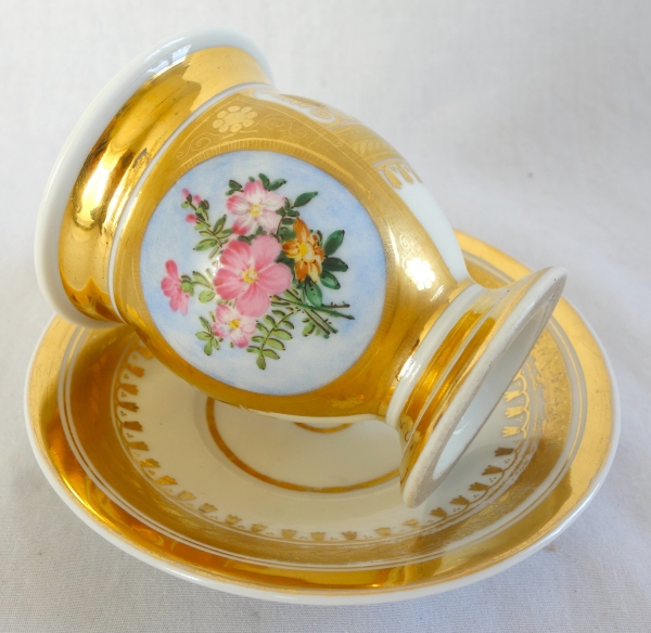 Tasse à café ovoide en porcelaine de Paris à riche décor floral et or, époque Charles X - 1820