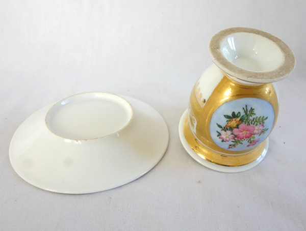 Tasse à café ovoide en porcelaine de Paris à riche décor floral et or, époque Charles X - 1820