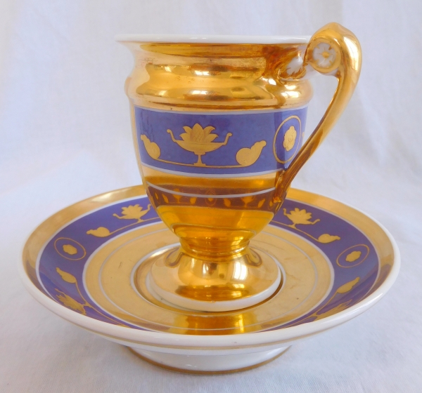 Tasse à café d'époque Empire en porcelaine de Paris bleue et dorée, le chant de l'Amour