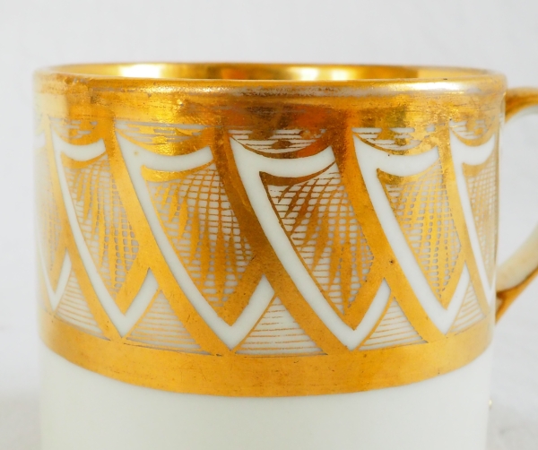 Tasse litron d'époque Empire en porcelaine blanche et or attribuée à Dagoty