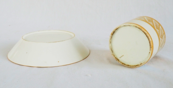 Tasse litron d'époque Empire en porcelaine blanche et or attribuée à Dagoty