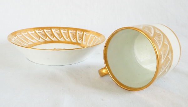Tasse litron d'époque Empire en porcelaine blanche et or attribuée à Dagoty