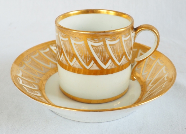 Tasse litron d'époque Empire en porcelaine blanche et or attribuée à Dagoty